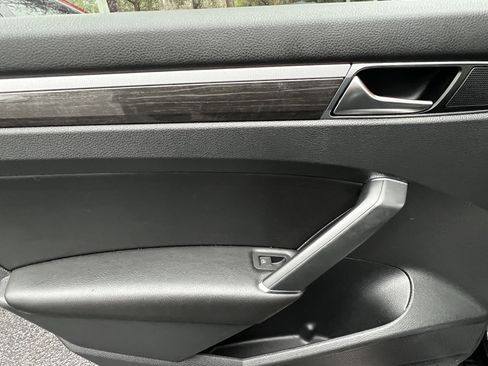 Used 2018 Volkswagen Passat 3.6 SEL Premium image 30