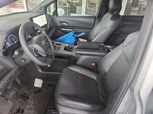 Used 2025 Toyota Sienna Platinum image 10
