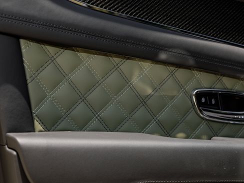 Used 2024 Bentley Bentayga image 33