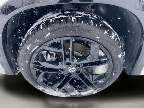 Used 2025 Volkswagen Tiguan SE R-Line image 16