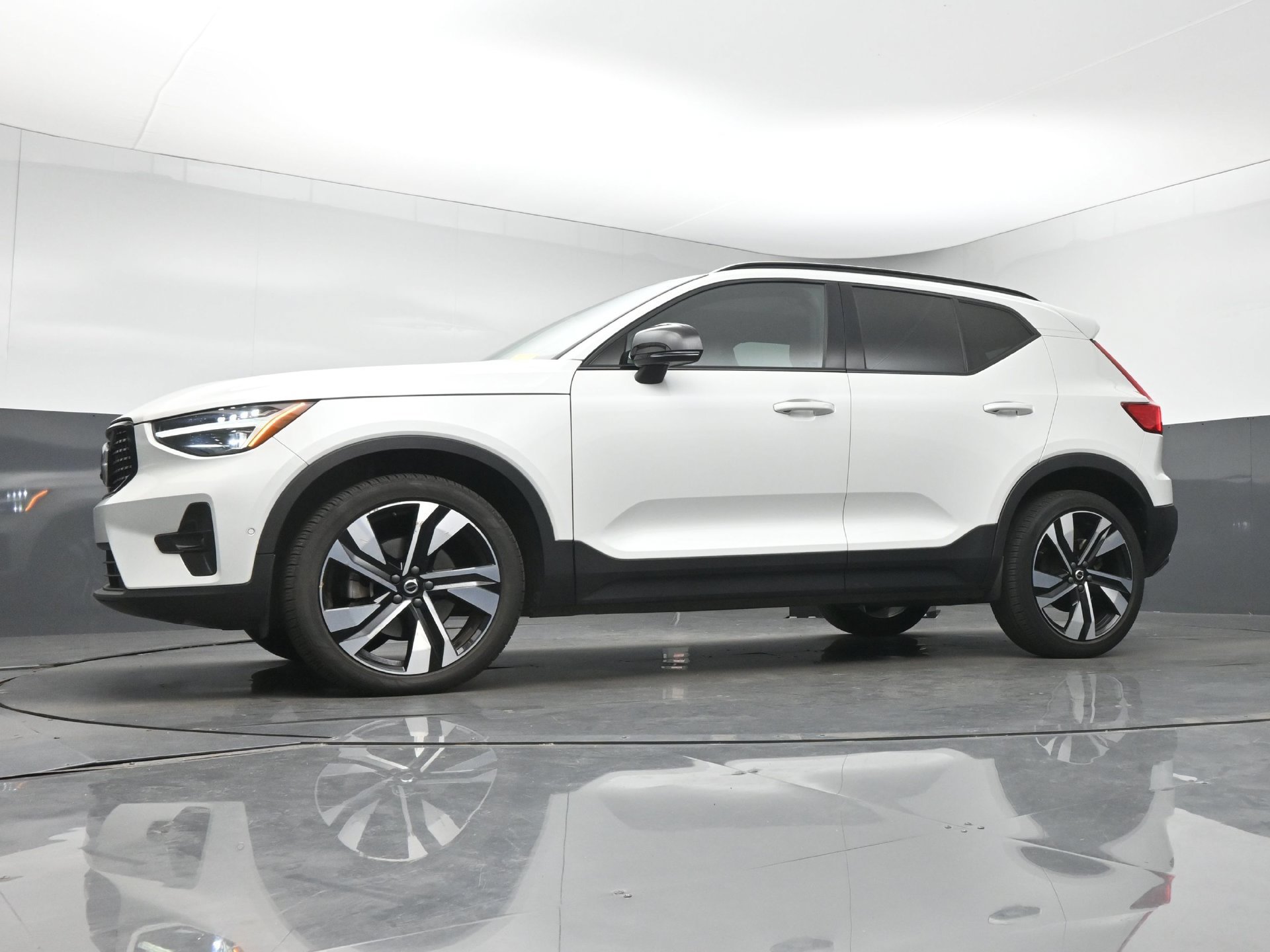 Used 2024 Volvo XC40 B5 Ultimate w/ Protection Package Premier AWD/4WD image 13