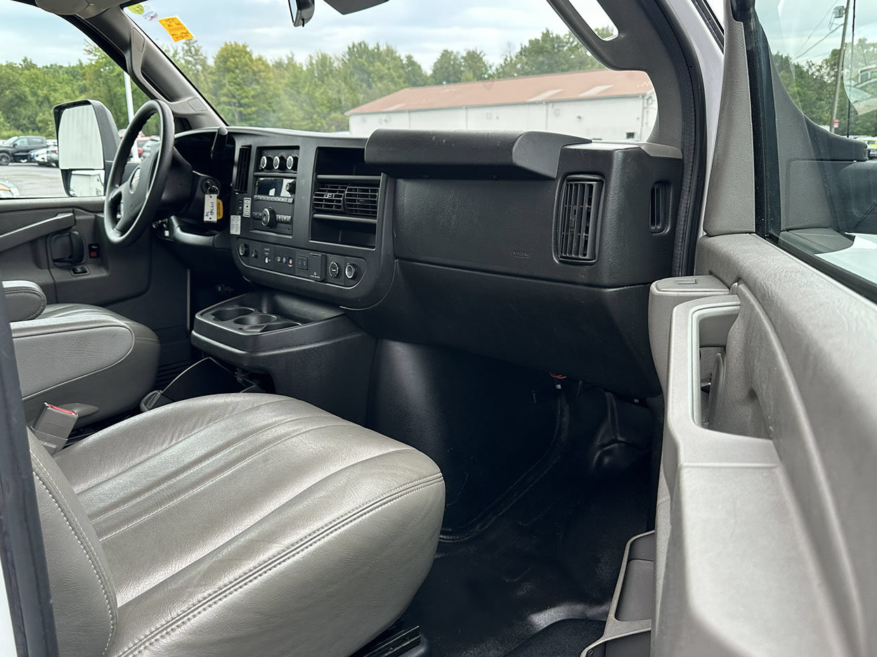 Used 2021 GMC Savana 3500 Extended w/ Power Convenience Package RWD image 27