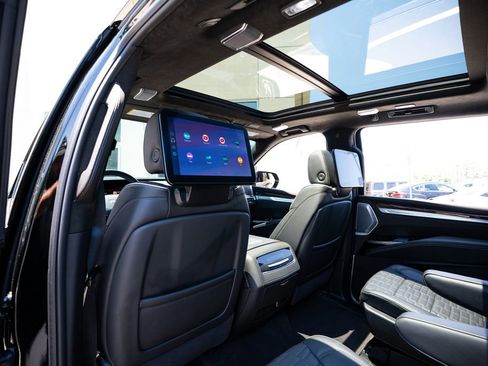 Used 2025 Cadillac Escalade ESV Sport Platinum w/ LPO, Floor Liner Package AWD/4WD image 45