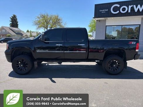 Used 2011 GMC Sierra 2500 Denali w/ Suspension Package, Off-Road AWD/4WD image 8