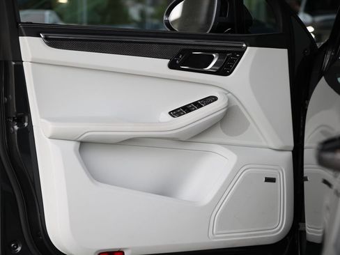 Certified 2025 Porsche Macan GTS AWD/4WD image 38