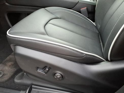 New 2026 Chrysler Pacifica Limited image 16