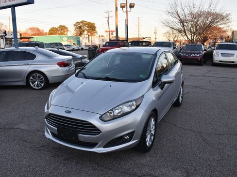 Used 2014 Ford Fiesta SE w/ Equipment Group 201A image 2