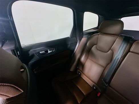 Used 2023 Volvo XC60 B5 Plus image 12