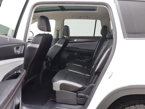 Used 2025 Volkswagen Atlas Peak Edition SE AWD/4WD image 12