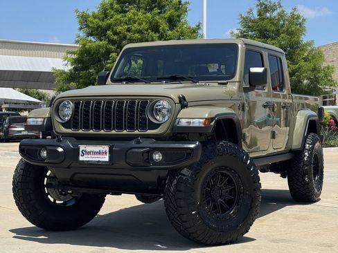 Used 2025 Jeep Gladiator Sport AWD/4WD image 2