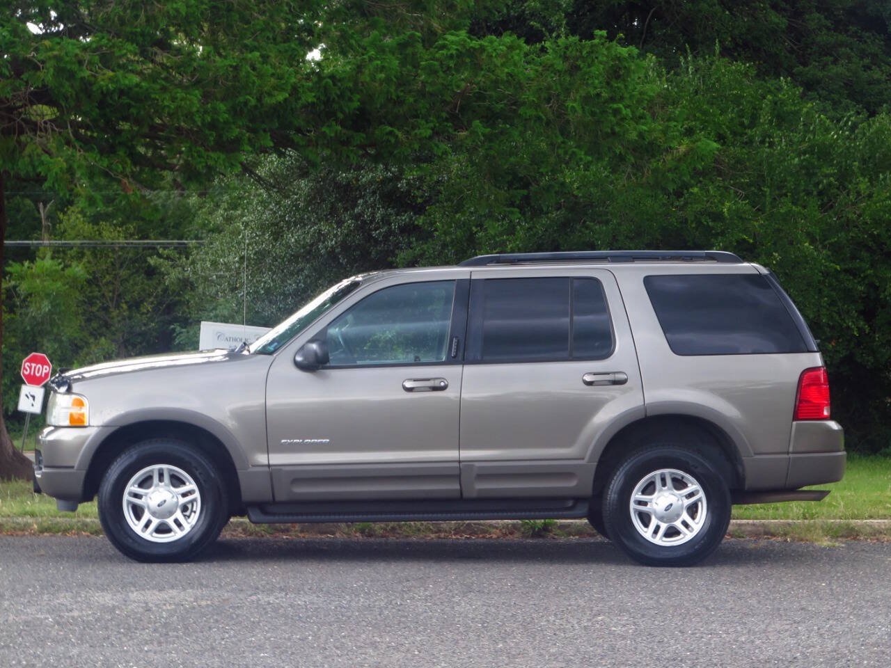 Used 2002 Ford Explorer XLT AWD/4WD image 2