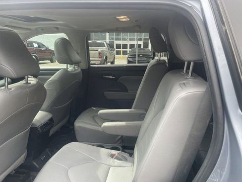 Used 2022 Toyota Highlander XLE image 12