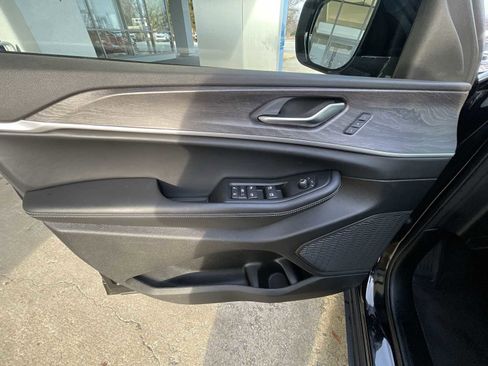 Used 2025 Jeep Grand Cherokee L Limited w/ Black Appearance Package image 21