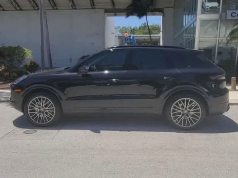 Used 2023 Porsche Cayenne AWD/4WD image 5