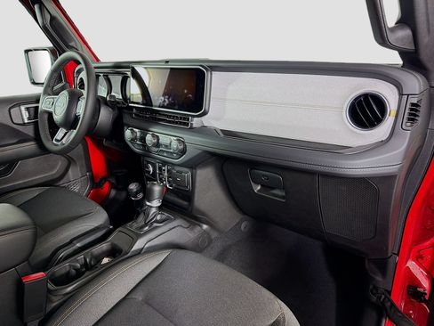 Used 2026 Jeep Wrangler Unlimited Sahara AWD/4WD image 31