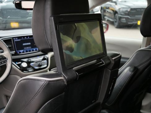 Used 2021 Chrysler Pacifica Limited w/ Uconnect Theater Family Group FWD image 20