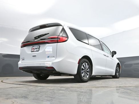 Used 2023 Chrysler Pacifica Touring-L FWD image 37