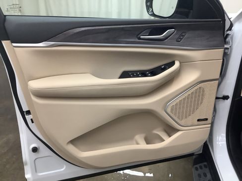 Used 2023 Jeep Grand Cherokee Limited image 12