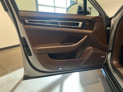 Used 2020 Porsche Panamera 4S image 28