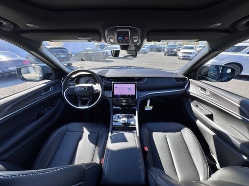 New 2025 Jeep Grand Cherokee Limited w/ Black Appearance Package image 24