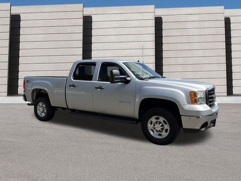 Used 2010 GMC Sierra 2500 SLE w/ Suspension Package, Off-Road RWD image 5