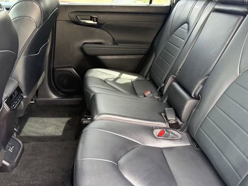 Used 2023 Toyota Highlander XLE image 32