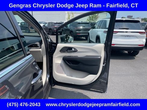 Used 2020 Chrysler Pacifica Touring-L Plus FWD image 18
