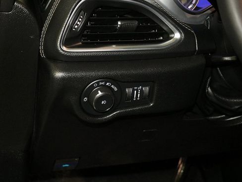 Used 2025 Chrysler Pacifica Limited image 26