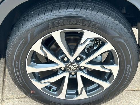 Used 2025 Toyota Corolla Cross XLE w/ Convenience Package FWD image 20