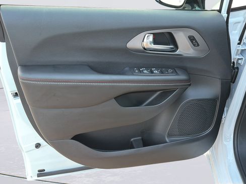 New 2027 Chrysler Pacifica Select FWD image 23