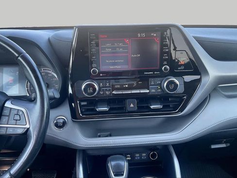 Used 2022 Toyota Highlander LE FWD image 5