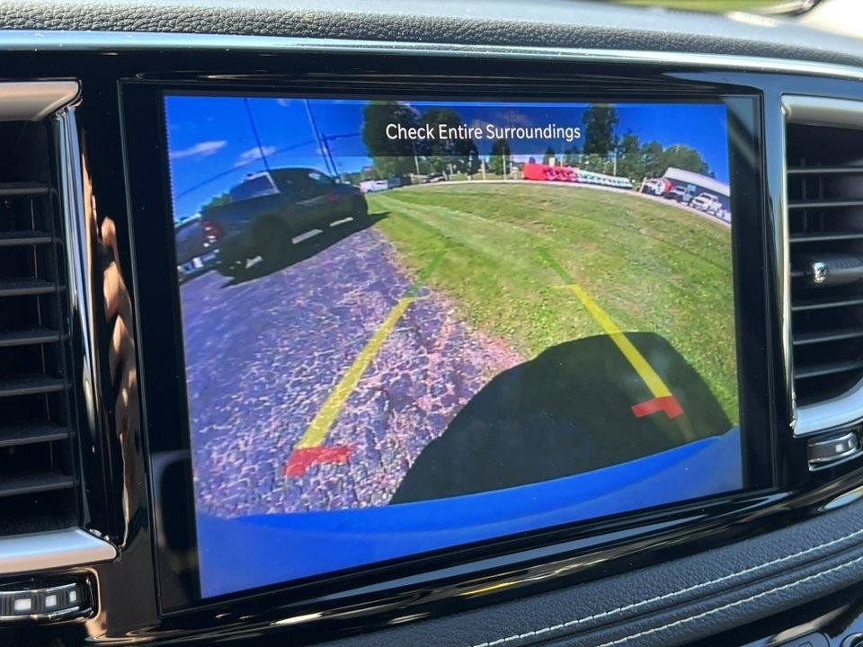 Used 2025 Chrysler Pacifica Select AWD/4WD image 9
