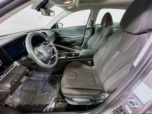 Used 2025 Hyundai Elantra SEL FWD image 15