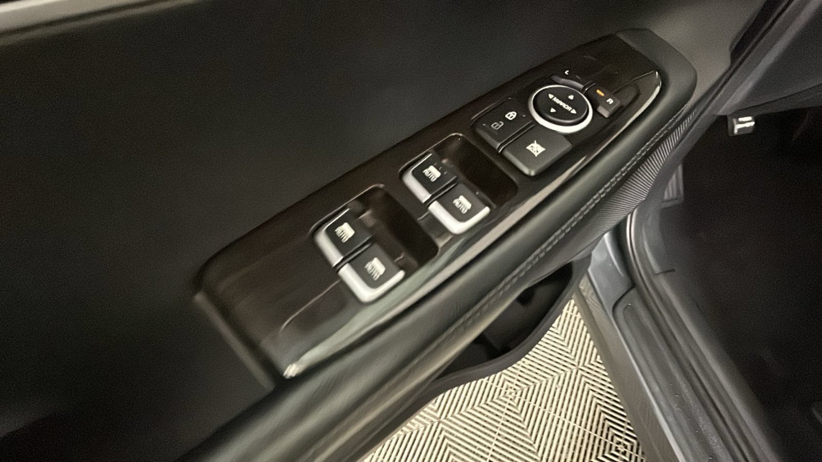 Used 2020 Kia Sorento AWD V6 image 13