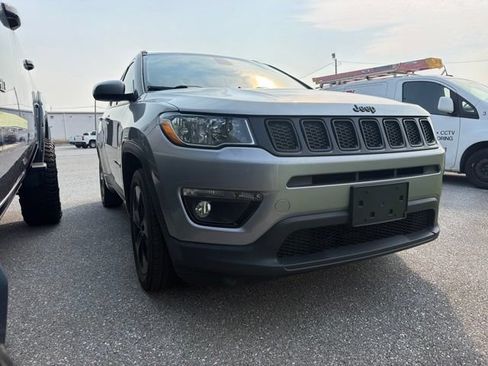 Used 2019 Jeep Compass Latitude FWD image 1