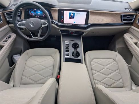 Used 2024 Volkswagen Atlas SE image 16