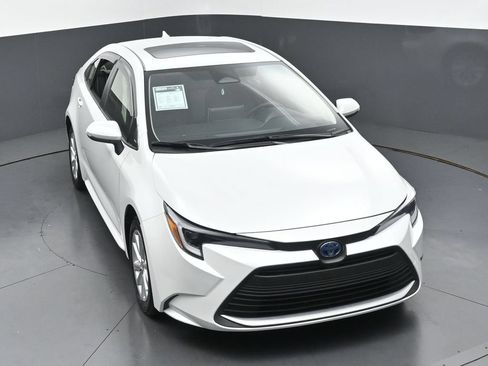 Used 2025 Toyota Corolla XLE FWD image 40