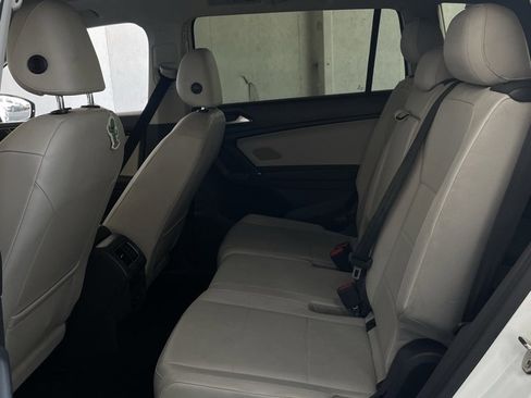 Used 2018 Volkswagen Tiguan SE w/ Panoramic Sunroof Package image 18