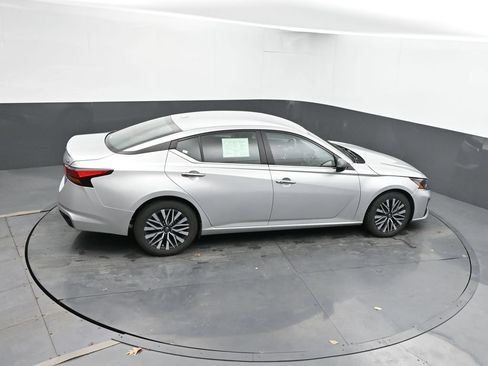 Used 2024 Nissan Altima 2.5 SV FWD image 39