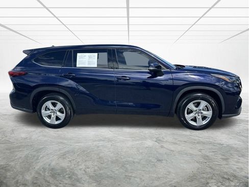 Used 2022 Toyota Highlander L FWD image 3