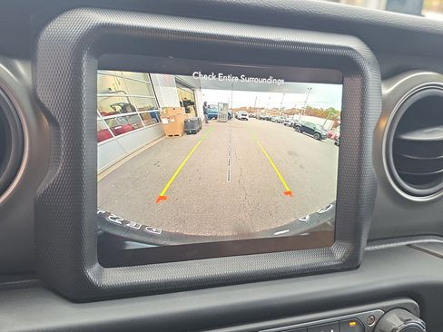 Used 2023 Jeep Wrangler Unlimited w/ Sun & Screen Package image 32