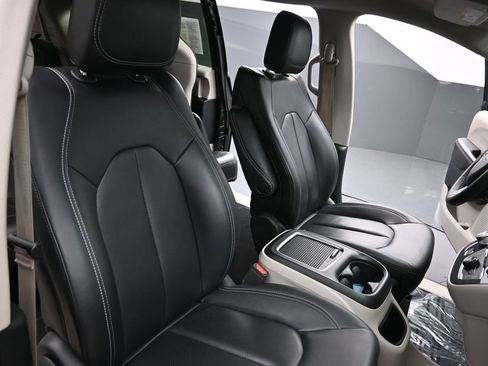 Used 2024 Chrysler Pacifica Touring-L FWD image 29