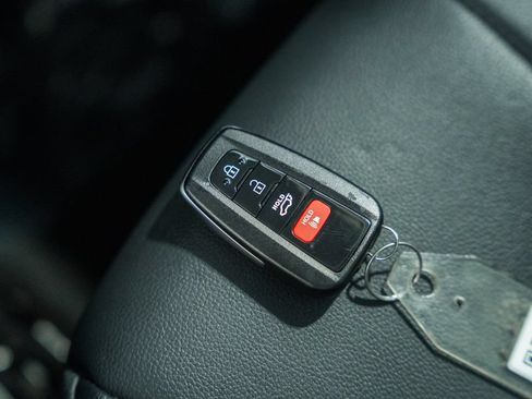 Used 2022 Toyota Highlander XLE AWD/4WD image 45