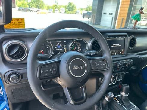 Used 2023 Jeep Gladiator Sport AWD/4WD image 6