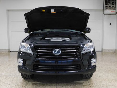 Used 2013 Lexus LX 570 4WD w/ Luxury Pkg w/Pre-crash image 13