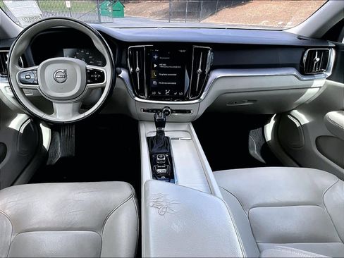 Used 2019 Volvo S60 T5 Momentum w/ Premium Package image 3