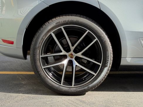 Certified 2025 Porsche Macan AWD/4WD image 15