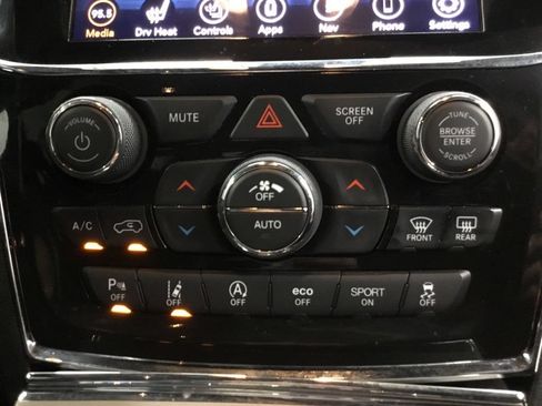 Used 2021 Jeep Grand Cherokee Laredo X AWD/4WD image 28