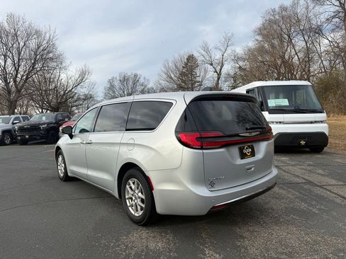 Used 2024 Chrysler Pacifica Touring-L image 3