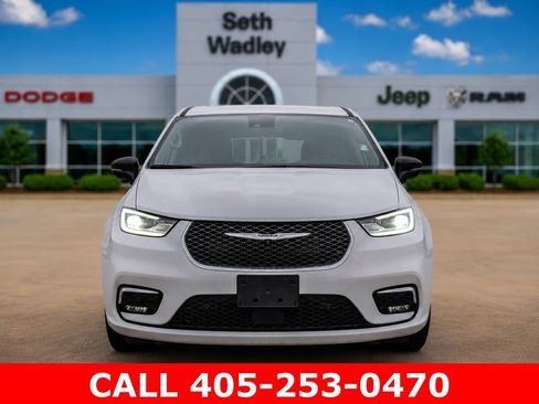 Used 2024 Chrysler Pacifica Touring-L AWD/4WD image 2
